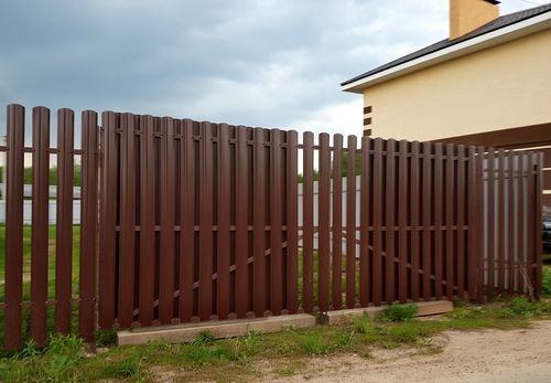 Забор из евроштакетника